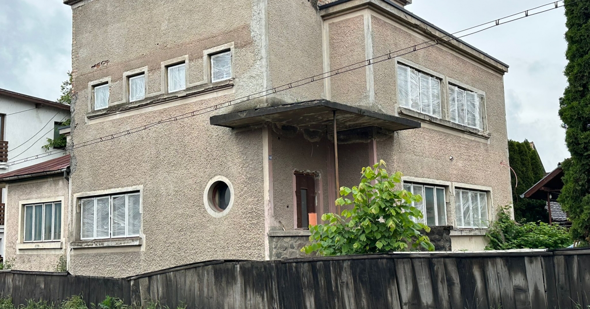 Lapos tető a piros cserepek között